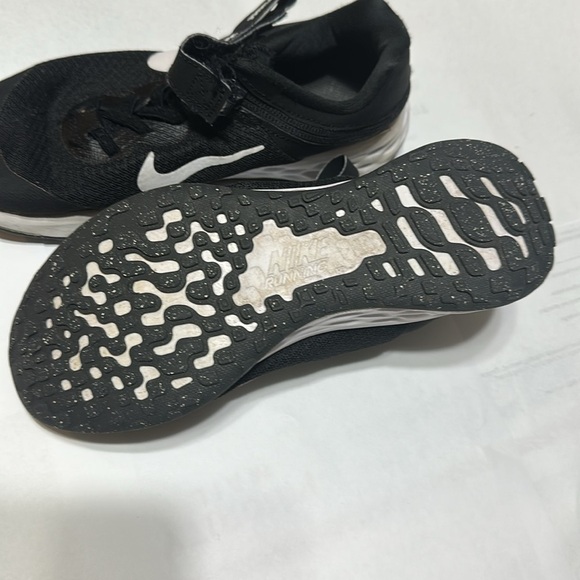 Nike FlyEase Kids Black and White Running Shoes - Picture 3 of 4